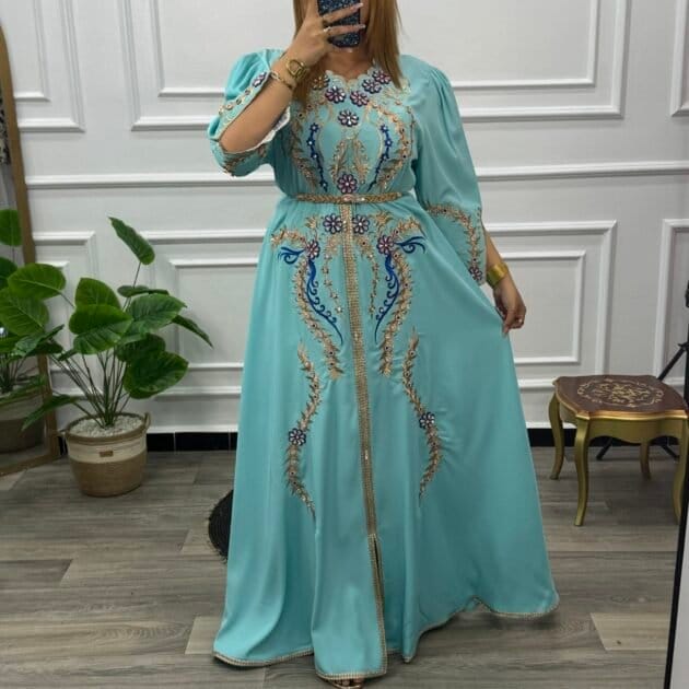 روبة مطروزة في ظهر ميدي